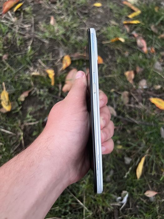 Samsung A70 128gb є малозамітні тріщини