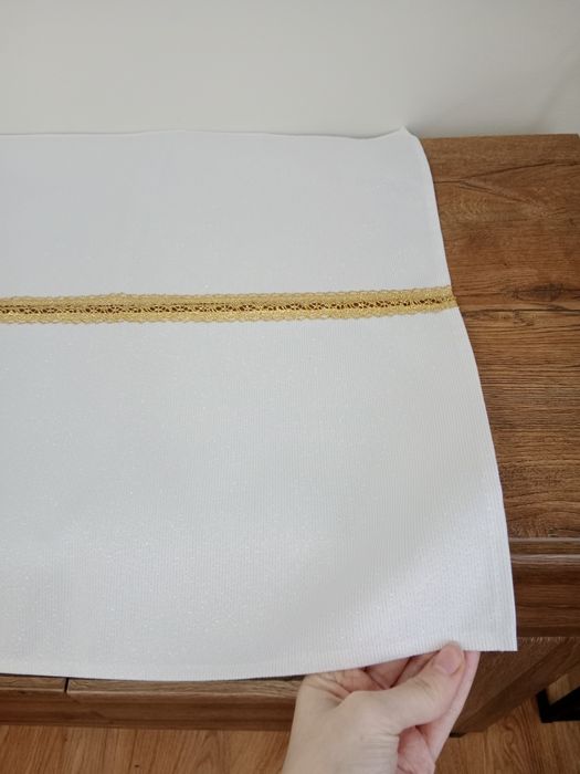 Bieżnik w złote prążki ze złotą ozdobną taśmą pośrodku 90x50