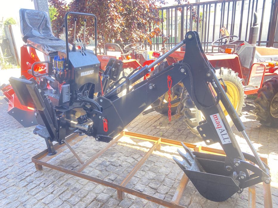 retroescavadora traseira para trator com deposito e bomba hidraulica