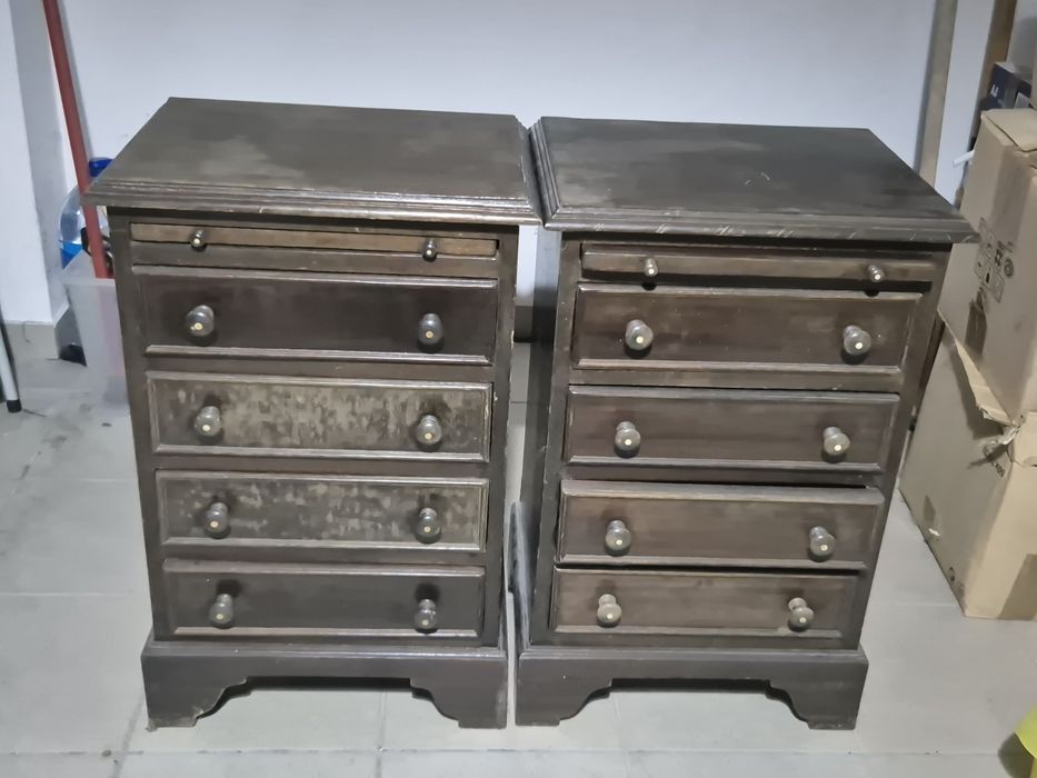 Duas mesinhas de cabeceira