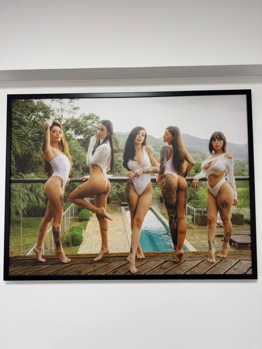 Картина дівчата біля басейну