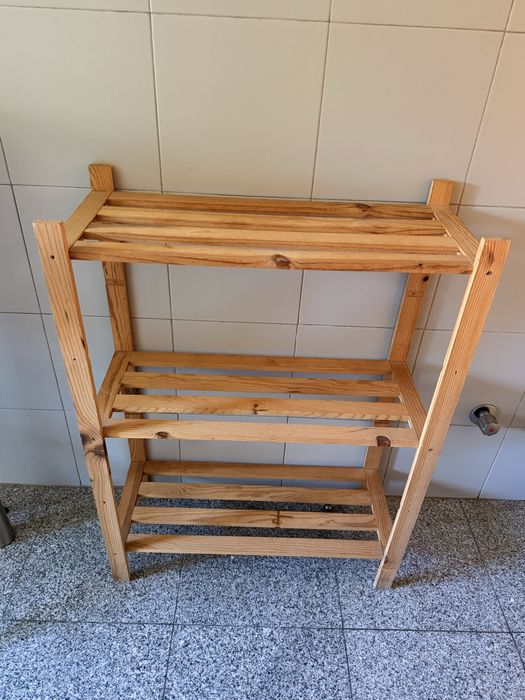Estante em madeira de pinho