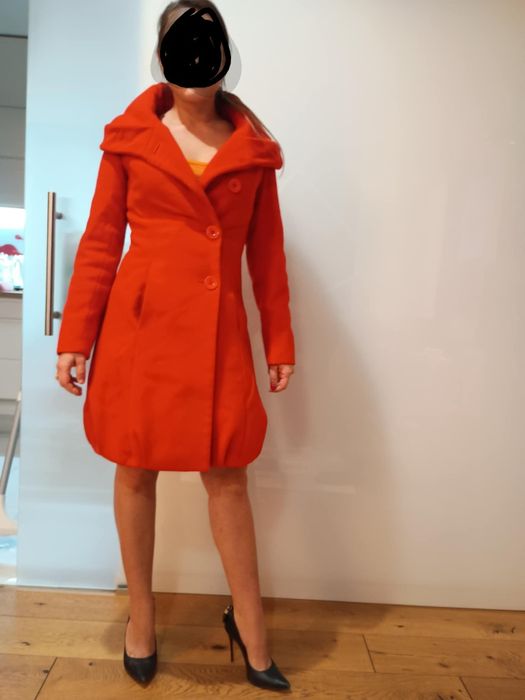 Mega stylowy, podkreślajacy figurę czerwony płaszcz jesienny  XS