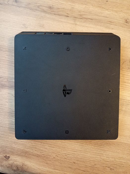Sprzedam Ps4 używany w bardzo dobrym stanie z dwoma padami