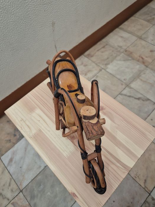 Mota Decorativa em Madeira e Verga – Artesanato Feito à Mão