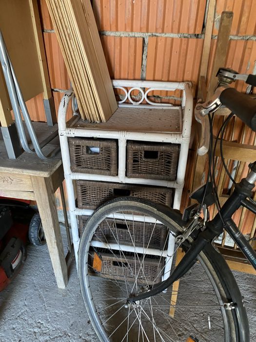 Stare małe  biurko i szafka z ratanu gratis