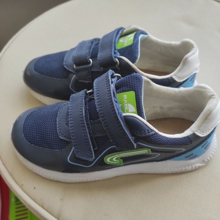 Это синие кроссовки для мальчиков марки Pablosky, модель 979220 из коллекции Barefoot.Они изготовлены из натуральной кожи и высокопрочного тех