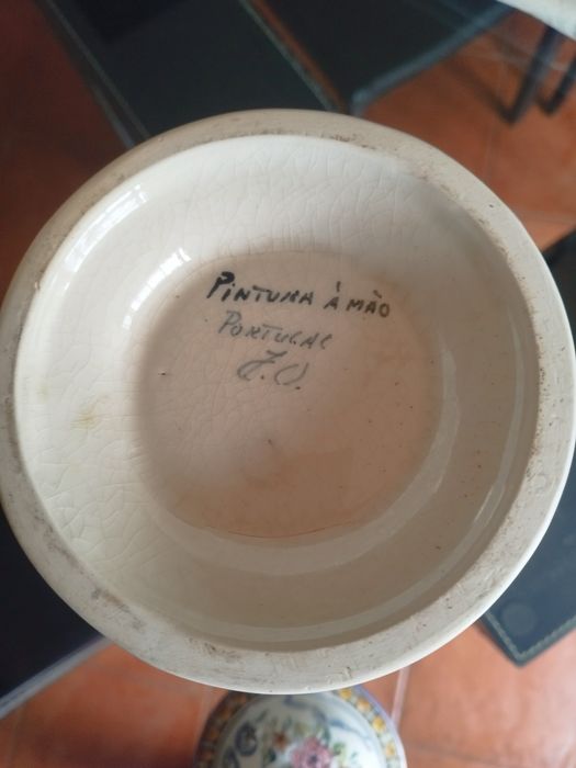 Pote decorativo de cerâmica azul e branca