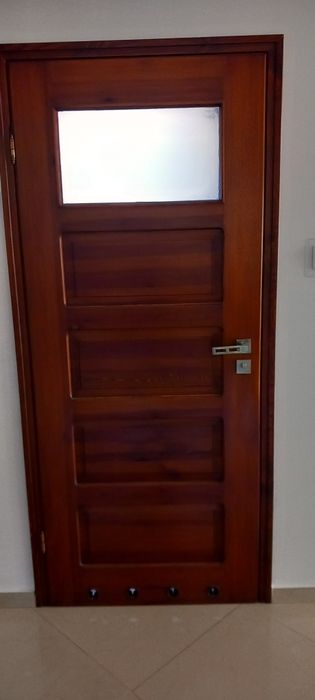 Drzwi drewniane z litego drewna sosnowego