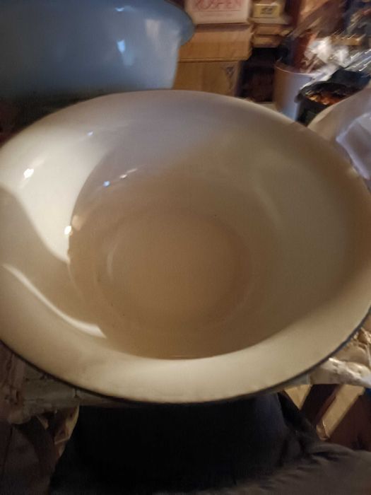 Продаються миски емальовані .