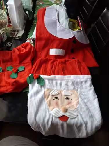 Kreatywny zestaw łazienkowy z motywem Mikołaja.