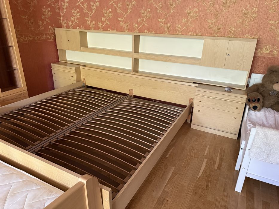 Ліжко і стінка.