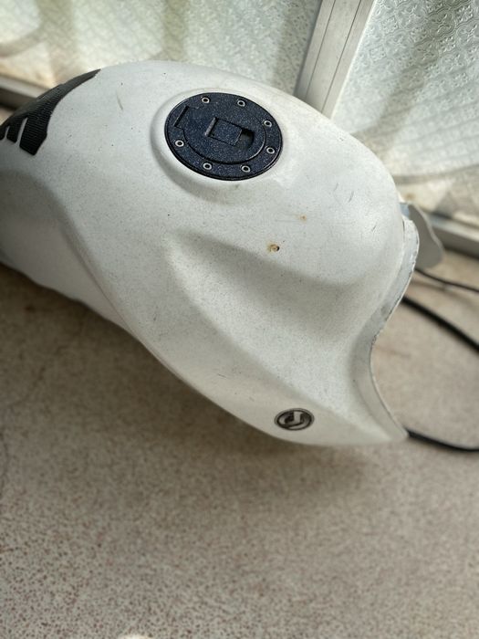 Depósito de combustível Suzuki – bom estado (vai com gasolina)