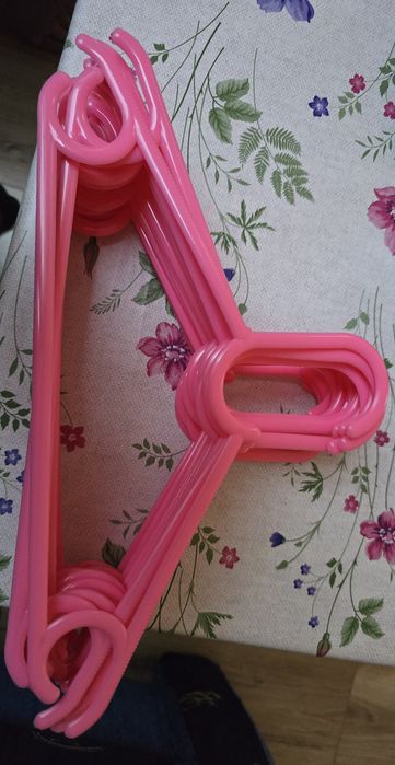 Wieszaki na ubrania różowe dla dziewczynki.