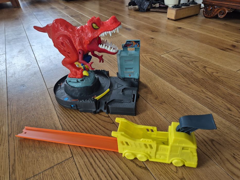 Tor Hot Wheels GWT32 Atak T-Rexa