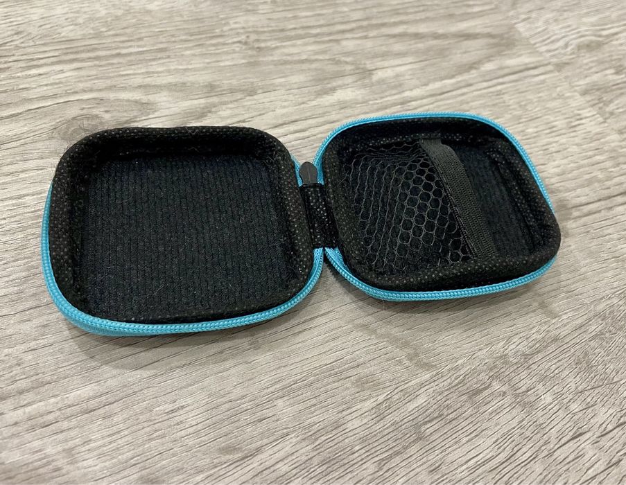 Pequena bolsa azul e preta