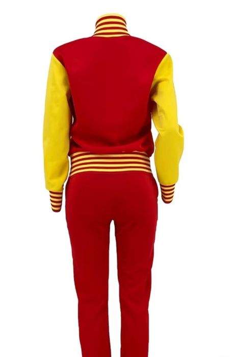 Дуже гарний жіночий спортивний костюм