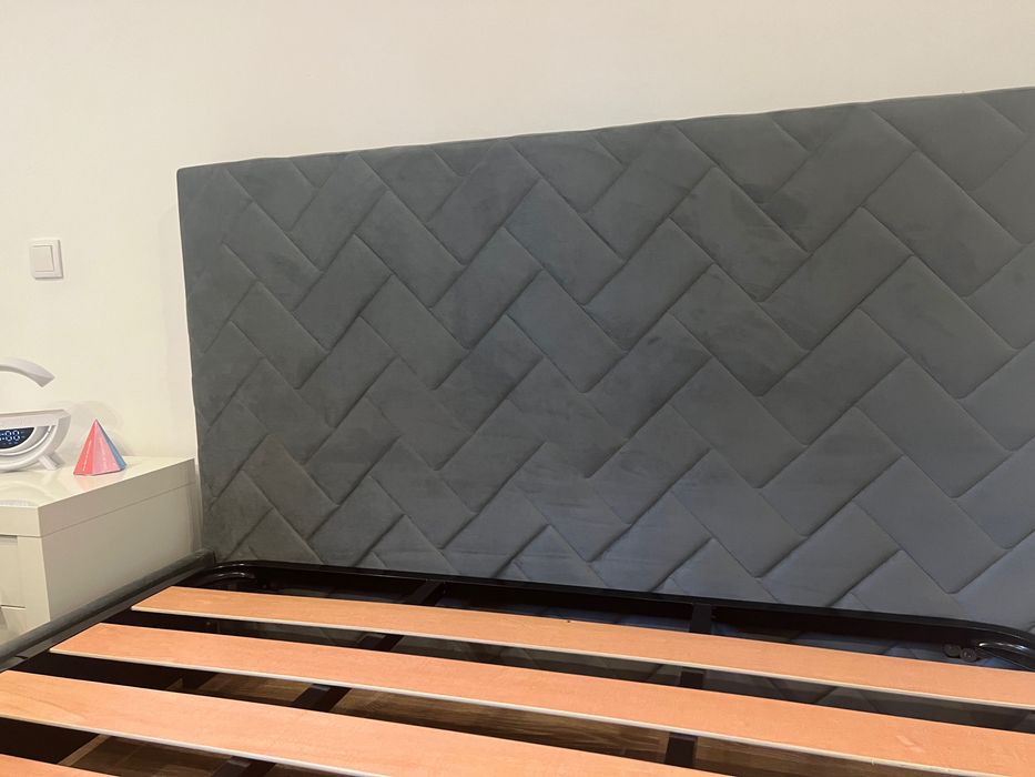 Cama de casal em estofo