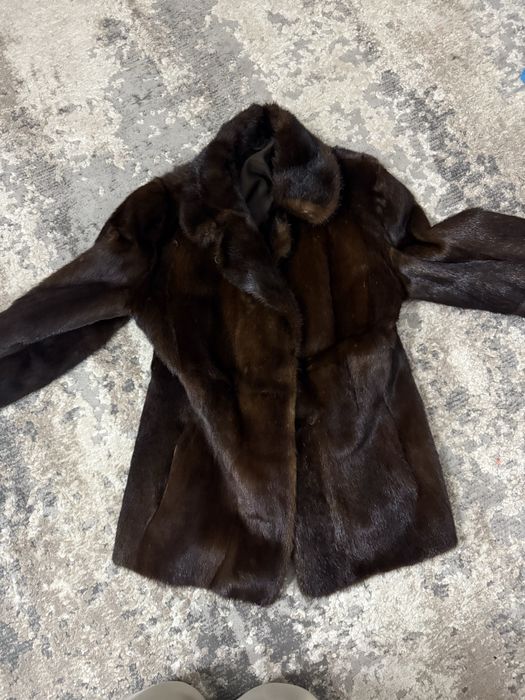 Норковий полушубок розмір S,потрібно зашити кишеню і комір