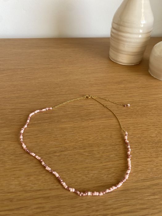 Colar de missangas com aço dourado