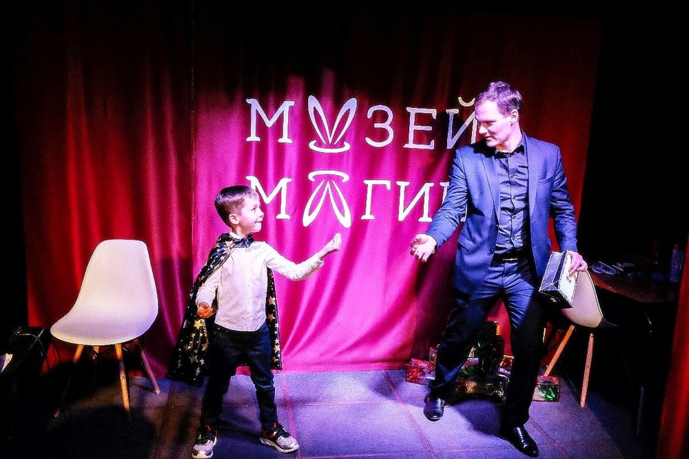 Шоу стриптиз Київ мужской и женский стриптизер стриптизерша Білий ведмідь Київ фокусник пародист лялька стриптиз аніматор Панда Белый медведь Киев