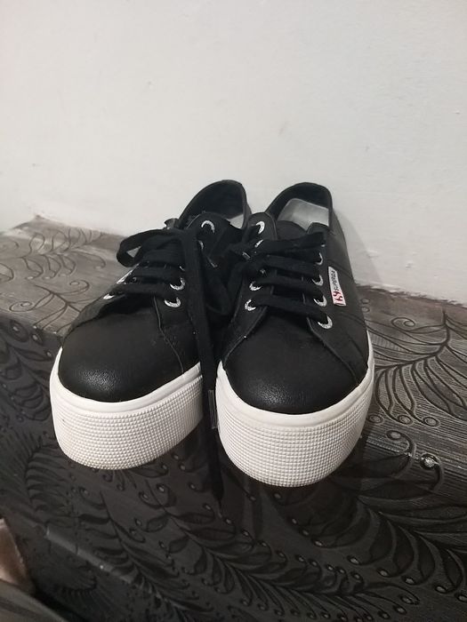 Czarne trampki na platformie Superga 36