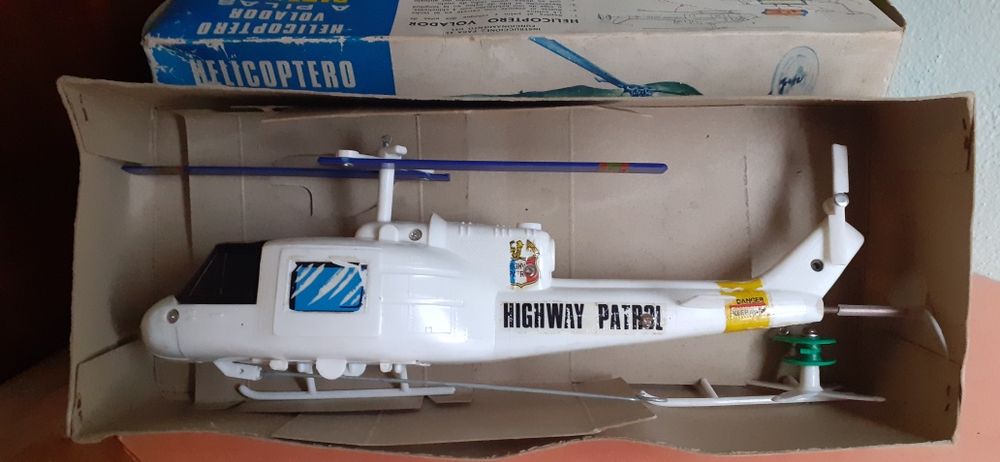 Brinquedo antigo.  Helicóptero.