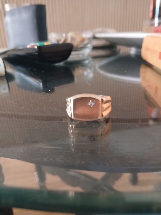 Vendo anel de ouro 9k 
Partido mas nao afeta nada dele 
350€