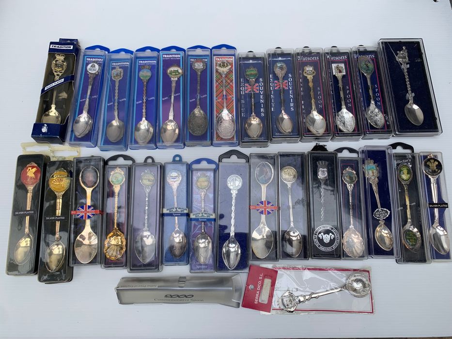 30 Colheres de coleção nas respectivas embalagens