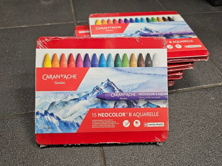 15 pastelów akwarelowych Caran d'Ache Neocolor II w metalowym pudełku.