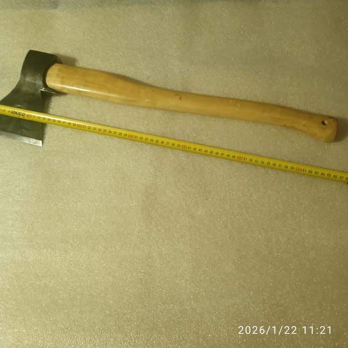 Продам топор с топорищем