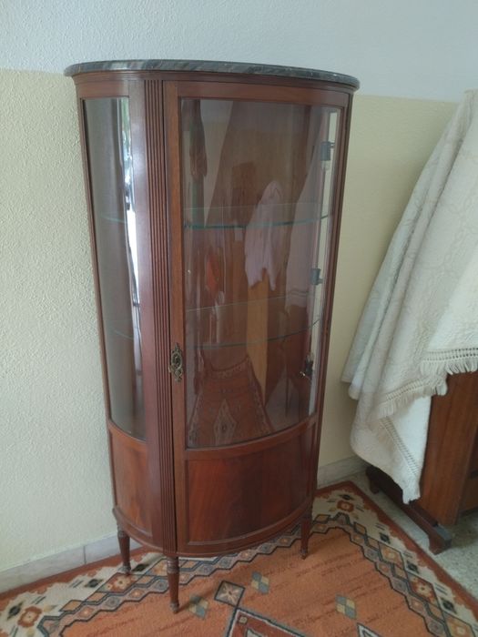 Cristaleira ou vitrine com pedra