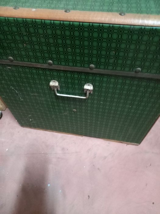 Arca muito antiga de latão e madeira com uma pega de cada lado