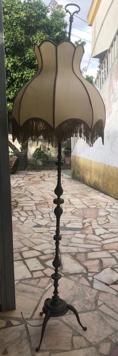 Candeeiro antigo de pé