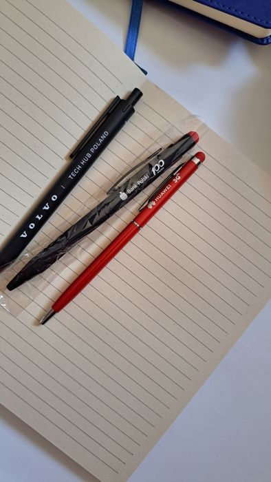 3 zeszyty notesy A5 i 3 długopisy nowe