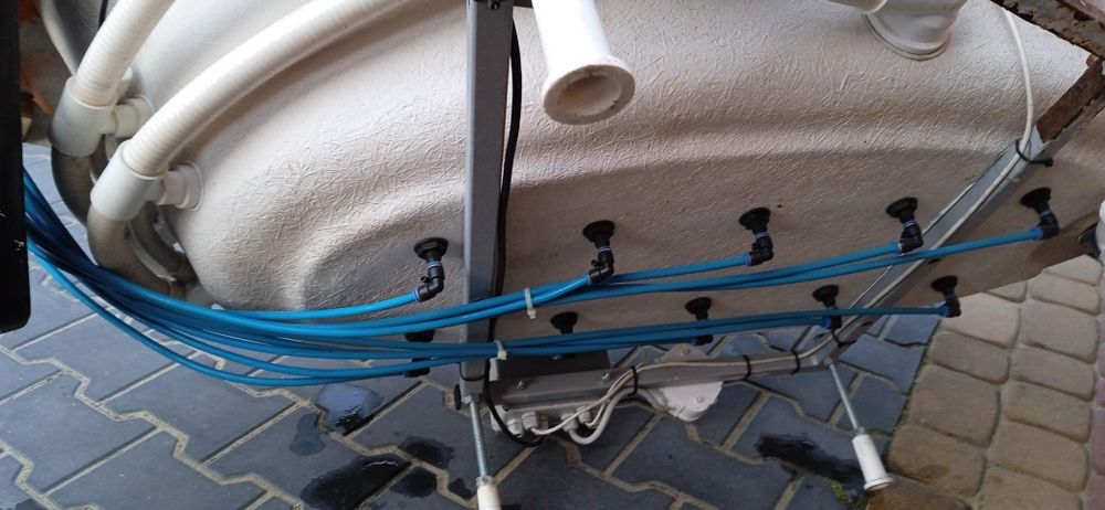 Wanna narożna z hydromasażem.