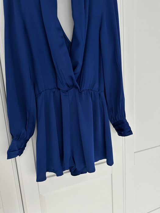 Satynowy kombinezon z kopertowym dekoltem