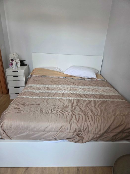 Cama casal com mesinhas
