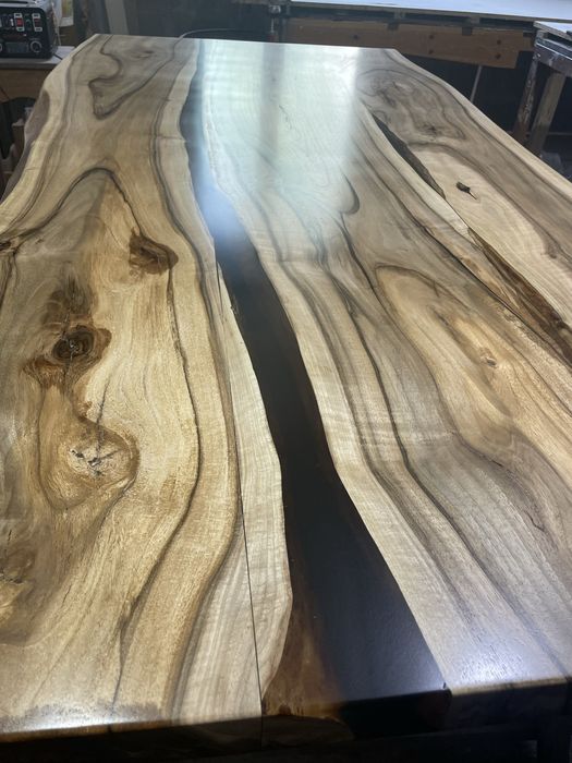 Стіл з горіха 2/1 м з епоксидною смолою