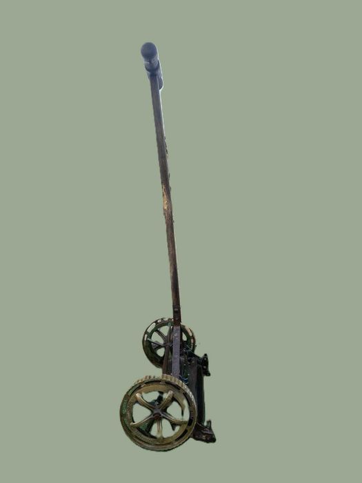 Maquina de cortar relva antiga, manual, operacional