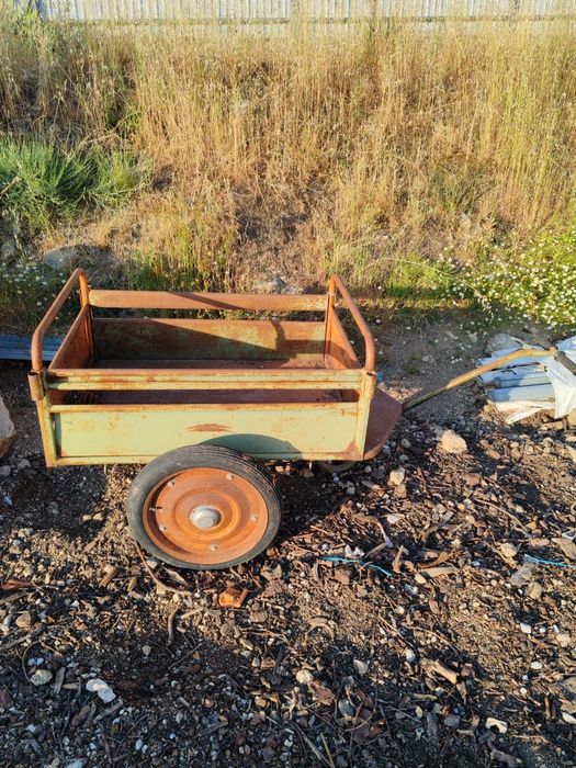 Carrinho de mão antigo