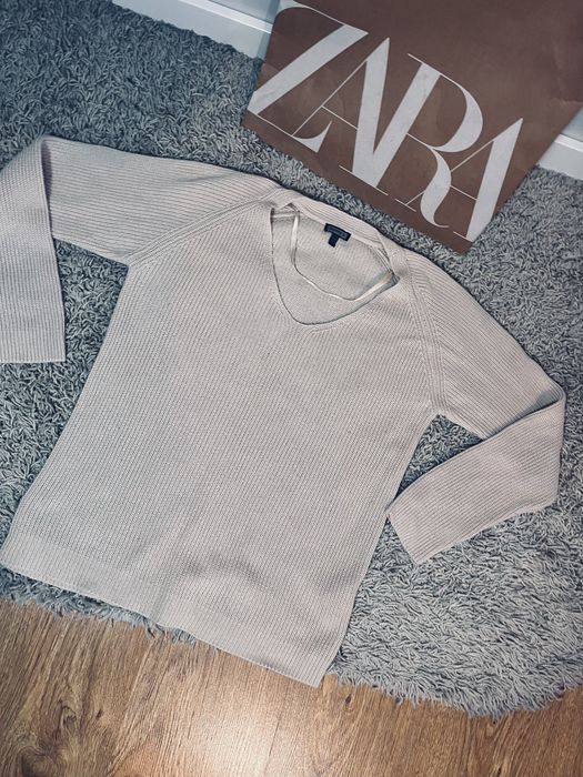 Piekny bezowy sweter rozm S v dekolt