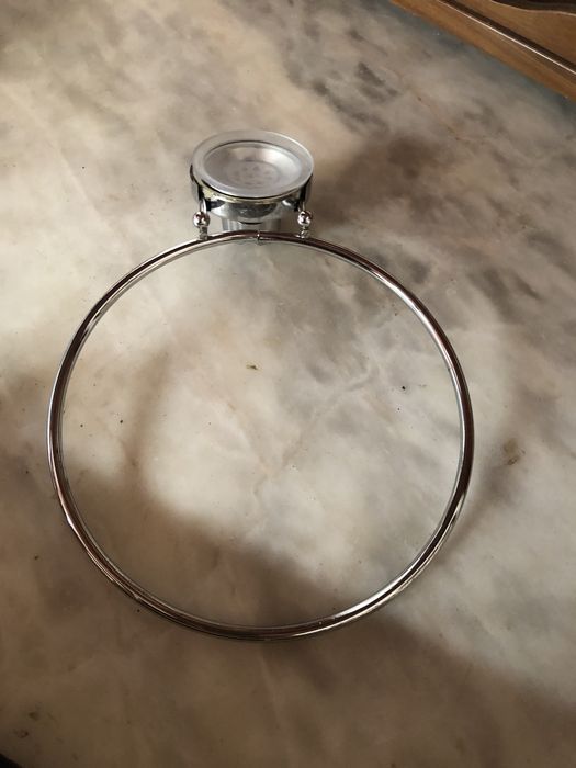 Cabides e suportes de toalhas diferentes