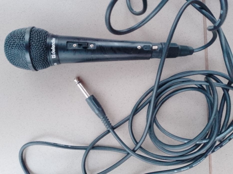 Плати комп'ютера та мікрофони.