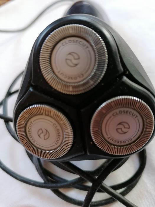 Електробритва Philips 1000