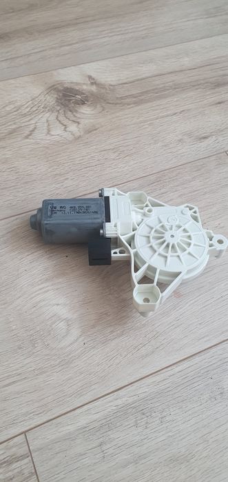 Моторчик склопідіймача передньої лівої двері Volkswagen Golf 7