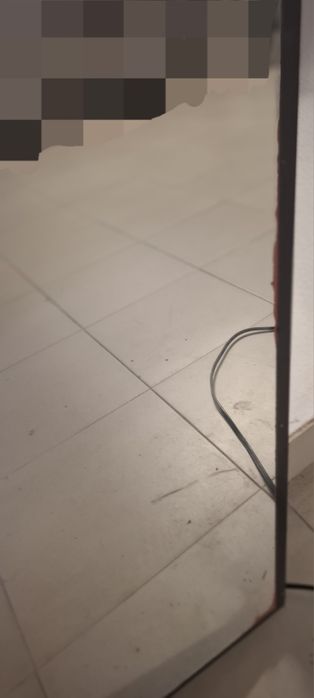 Espelho grande com algumas marcas de uso