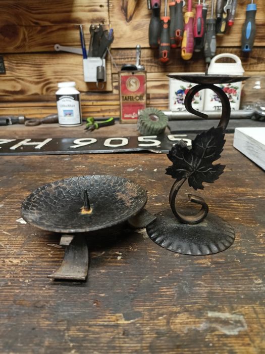 Stary świecznik metaloplastyka kolekcja