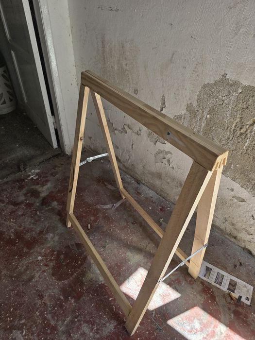 Dois cavaletes e uma cadeira