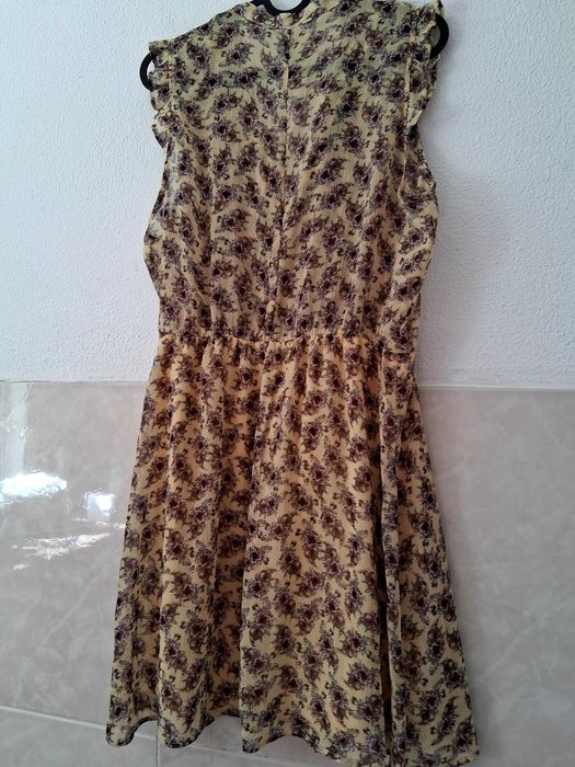 Vestido Lefties e vestido Stradivarius.